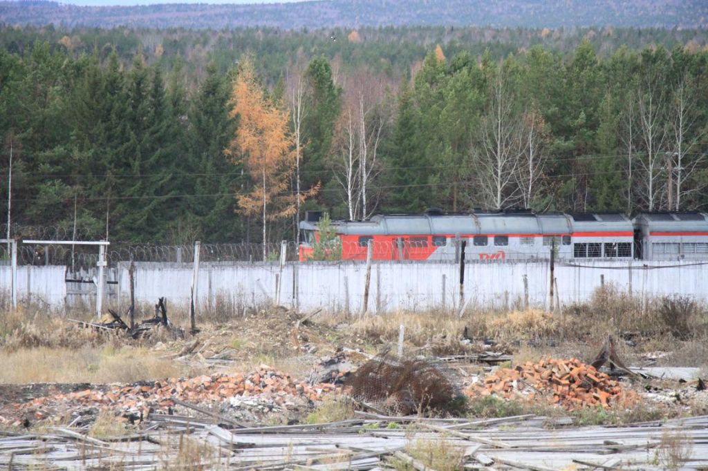 Вдоль забора колонии проходят железнодорожные пути. Фото: Константин Бобылев, "Глобус"