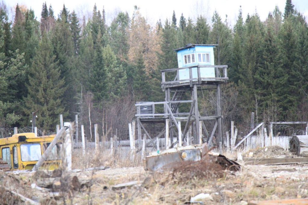 Долгие десятилетия надзиратели наблюдали за заключенными с этих вышек. Фото: Константин Бобылев, "Глобус"
