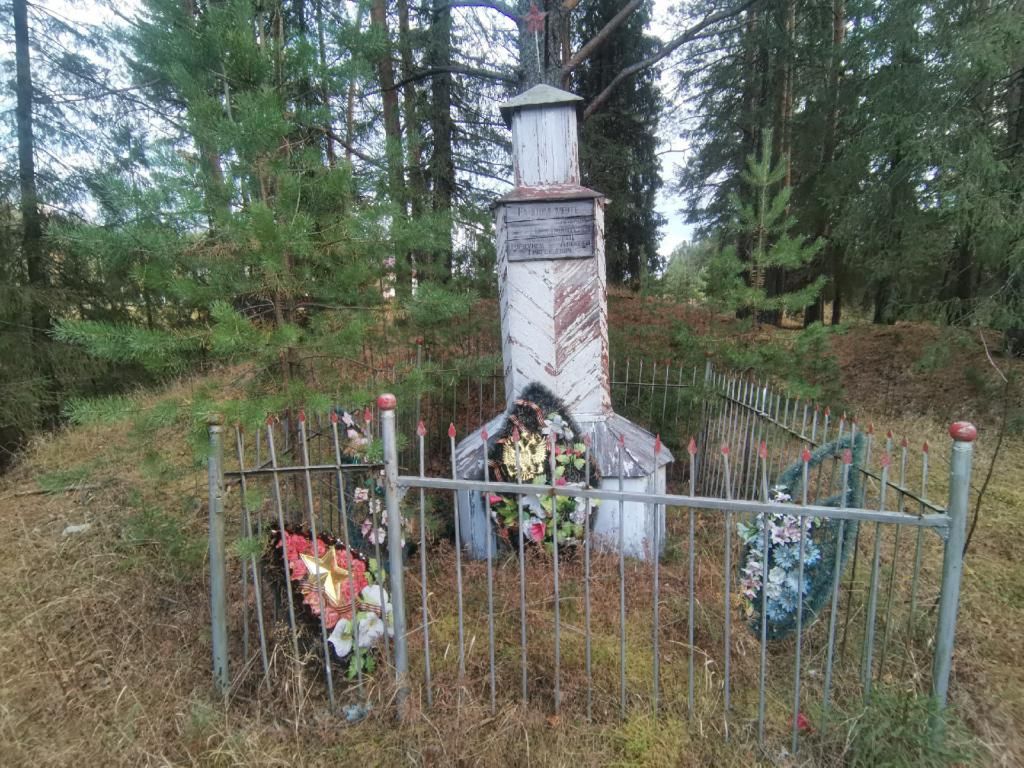 Возле станции есть овраг, заваленный мусором. Возле него установлен деревянный памятник, увенчанный красной металлической звездой. Памятник установили расстрелянному на это месте комсомольцу Алексею Горцунову. В честь погибшего назвали одну из трех улиц поселка. У основания памятника лежит венок с двуглавым орлом. Фото: Константин Бобылев, "Глобус"