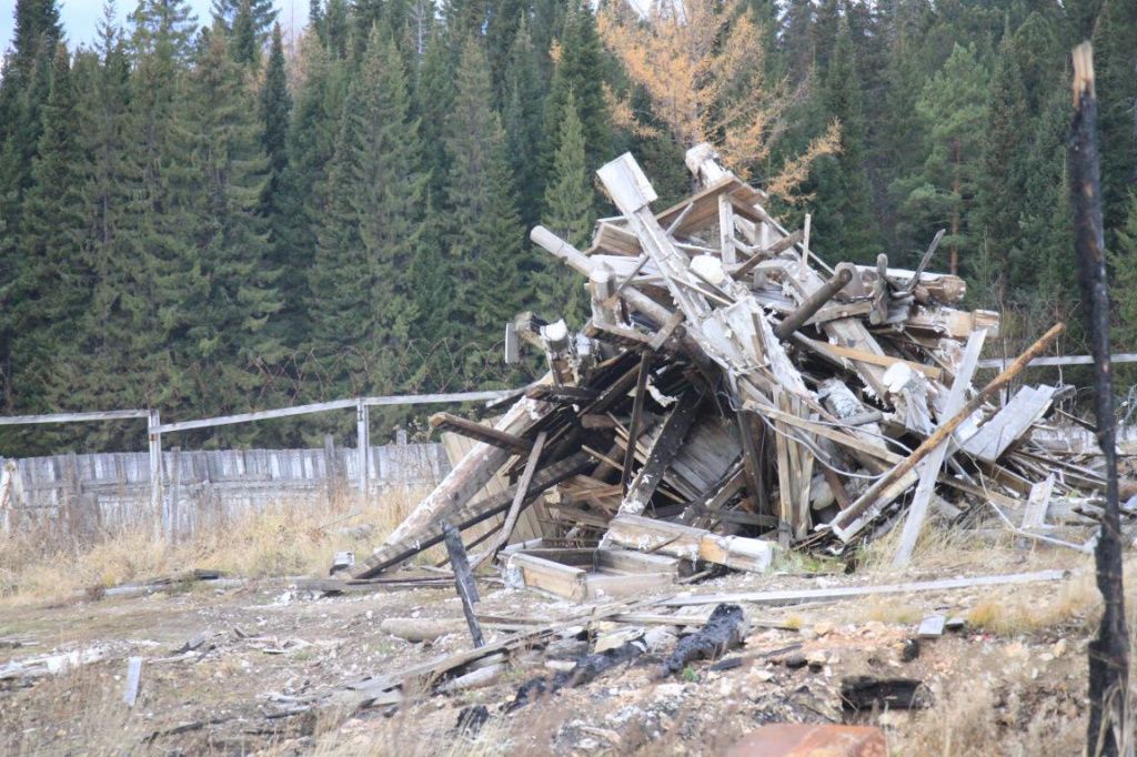 Осенью 2021 года в колонии занимались уборкой мусора, оставшегося после пожара. Фото: Константин Бобылев, "Глобус"