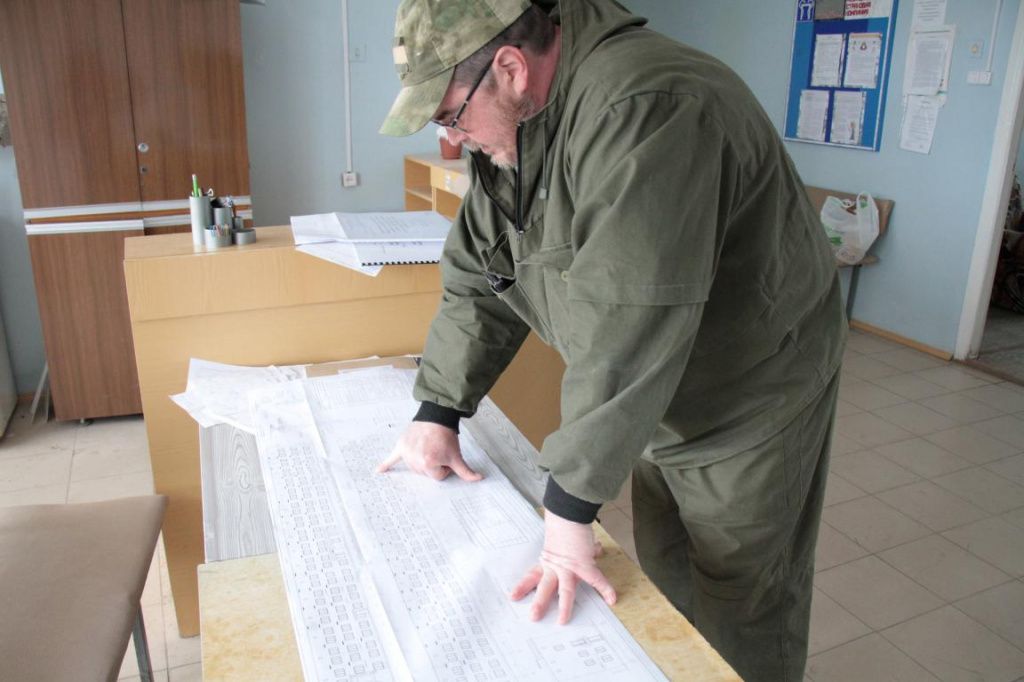 Прораб говорит, что помимо предусмотренных в проекте работ, нужно было выполнить дополнительные. Фото: Константин Бобылев, "Глобус"
