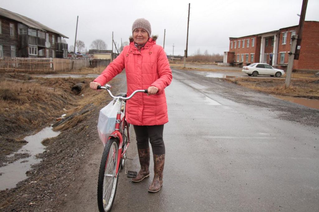 Людмила Заверкина сама раньше работала в больнице Восточного. Она вспоминает времена, когда в поселке были свои родильное и хирургическое отделения. Фото: Константин Бобылев, "Глобус"