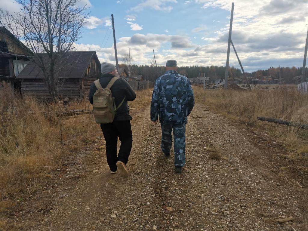 Мужчина в форме вышел из дома, возле колонии, разговаривая с кем-то по телефону. Обсуждал явно визит журналистов в Надымовку - уже кто-то "донес". Фото: Константин Бобылев, "Глобус"