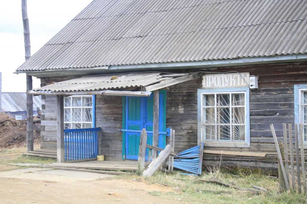 Дверь магазина закрыта на засов. Фото: Константин Бобылев, "Глобус"