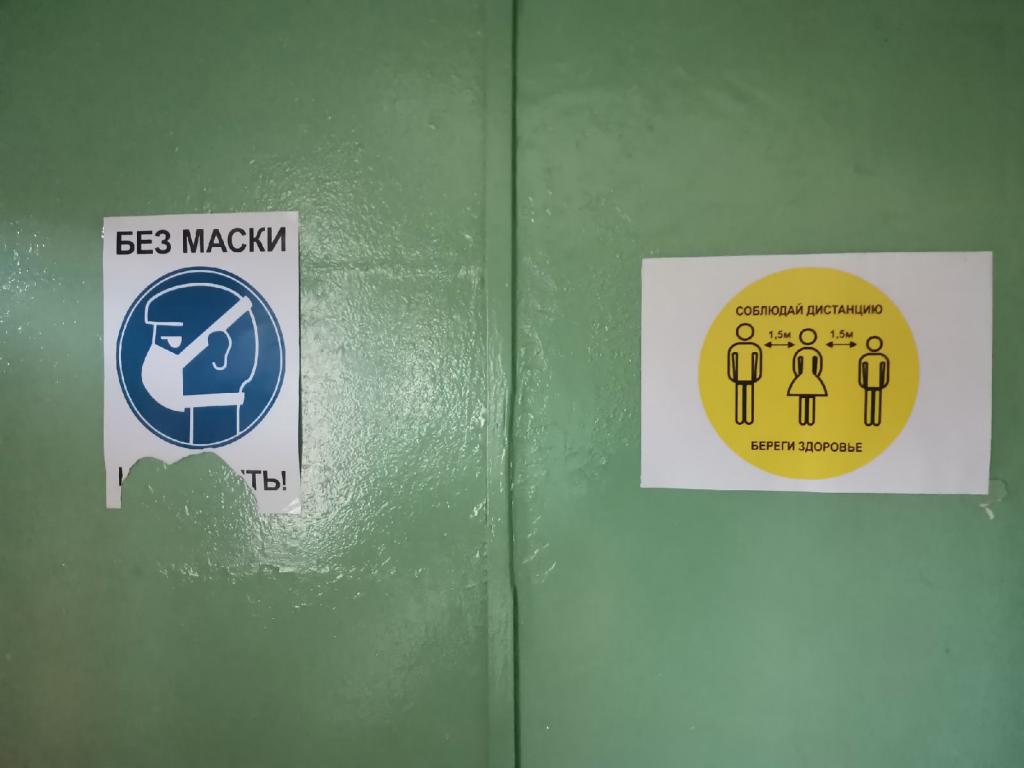 Прибытия поезда дожидаемся в зале ожидания вокзала. Зал маленький. Фото: Константин Бобылев, "Глобус"