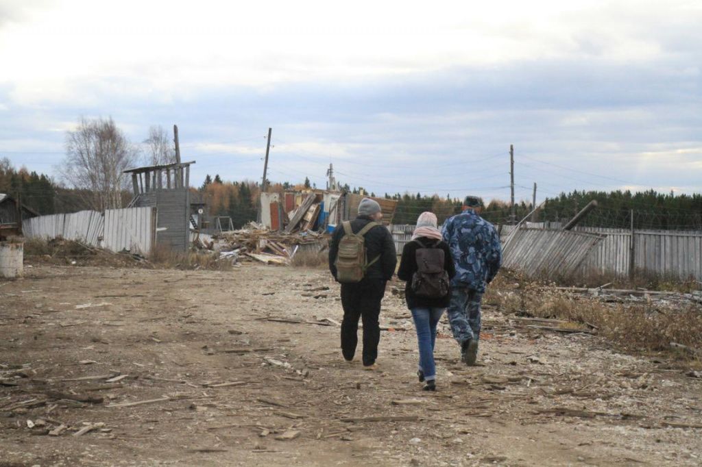 Охранник показал дом одного из последних жителей. Характерным ударом пальцами по шее он дал понятную характеристику "увлечению" оставшегося в Надымовке человека. Фото: Константин Бобылев, "Глобус"