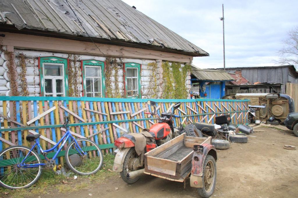 По словам Юлии, ее старший сын - инвалид с детства. Женщина утверждает, что ее сына обвиняют чуть ли не во всех происшествиях, которые случаются в Екатерининке. Фото: Константин Бобылев, "Глобус"