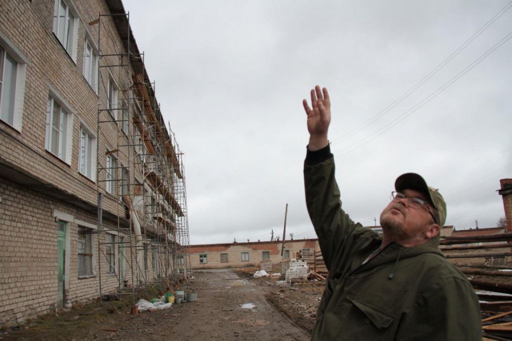 Алексей Досмаев говорит, что самой трудоемкой частью работ было восстановление кровли. Фото: Константин Бобылев, "Глобус"