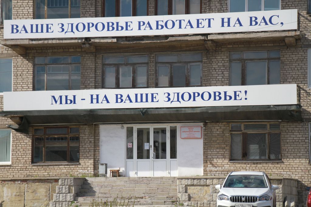 Серовская городская больница сообщила, что найти и дополнительный штат медиков нет возможности. Фото: Константин Бобылев, архив "Глобуса"