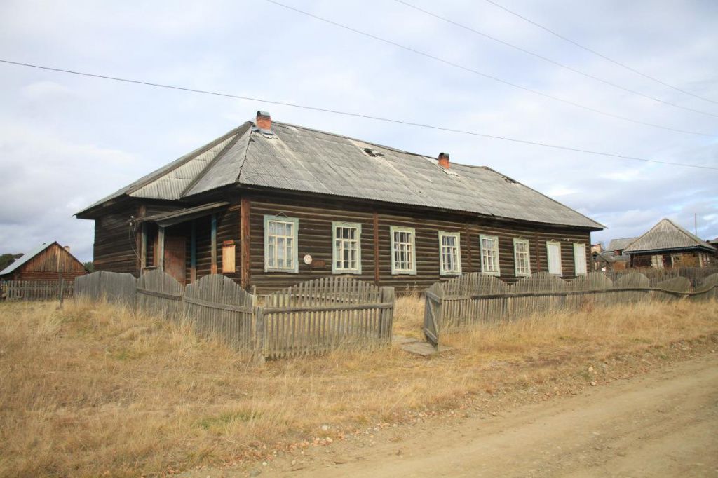 Говорят, в этом здании располагался детский сад. Потом - клуб и библиотека. Сейчас - ничего. Фото: Константин Бобылев, "Глобус"